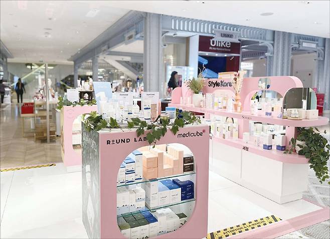 프랑스 파리 사마리텐 백화점 내 ‘K뷰티 하우스’에 진열된 메디큐브. (에이피알 제공)