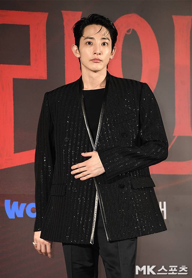 배우 이수혁이 중국 팬미팅에서 주최 측의 무리한 요구로 12시간 동안 사인을 해야 하는 등 혹사를 당했다는 의혹을 받고 있는 가운데 소속사가 입장을 밝혔다. 사진=천정환 기자