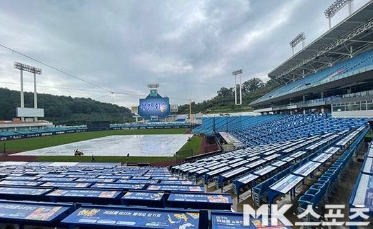 비가 내리고 있는 대구 삼성 라이온즈 파크. 사진=김영구 기자