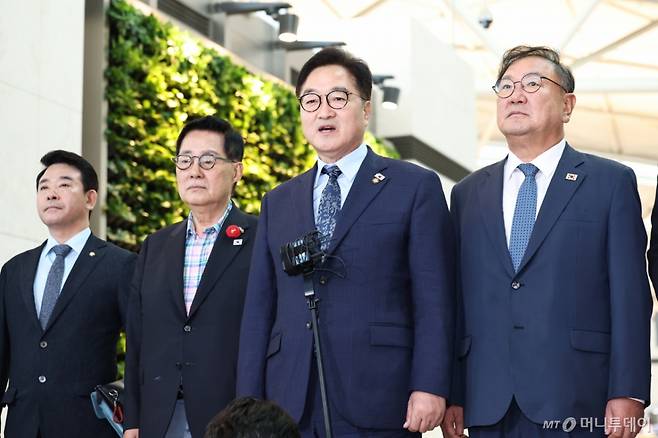 (인천공항=뉴스1) 민경석 기자 = 우원식 국회의장이 2일 오후 인천국제공항에서 중국 '전승절'(항일전쟁 및 반파시스트 전쟁 승전) 80주년 행사 참석차 출국하기 전 취재진 질문에 답하고 있다. 왼쪽부터 더불어민주당 박정, 박지원 의원, 우 의장, 김태년 의원. 2025.9.2/뉴스1  Copyright (C) 뉴스1. All rights reserved. 무단 전재 및 재배포,  AI학습 이용 금지. /사진=(인천공항=뉴스1) 민경석 기자