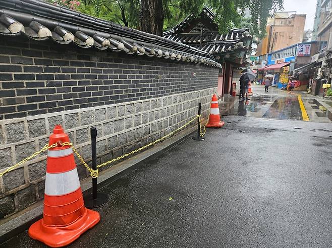 4일 오전 탑골공원 북문 인근 담장. 이곳엔 한때 장기와 바둑을 두는 노인들이 많았다. 현재는 빨간색 콘과 접근금지선이 설치됐다./사진=박상혁 기자.