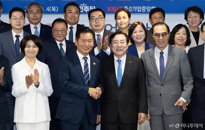 (서울=뉴스1) 이승배 기자 = 정청래 더불어민주당 대표와 김기문 중소기업중앙회장이 4일 서울 여의도 중소기업중앙회에서 열린 정책간담회에서 주요 참석자들과 기념촬영하고 있다. 2025.9.4/뉴스1  Copyright (C) 뉴스1. All rights reserved. 무단 전재 및 재배포,  AI학습 이용 금지. /사진=(서울=뉴스1) 이승배 기자