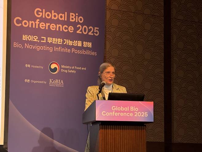 질리언 울렛 삼성바이오에피스 미국 규제정책 전략 담당 상무가 4일 서울 강남구 삼성동 그랜드 인터컨티넨탈 서울 파르나스 호텔에서 열린 '글로벌 바이오 컨퍼런스 2025'의 유전자재조합의약품 포럼에서 발표하고 있다. /사진=김선아 기자