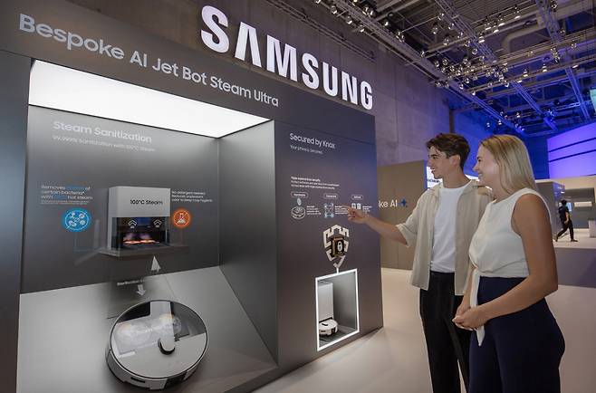 오는 5일부터 9일(현지시간) 'IFA 2025'가 열리는 독일 베를린 '메세 베를린'의 삼성전자 전시관에서 삼성전자 모델이 '비스포크 AI 스팀'을 소개하고 있다./사진=삼성전자