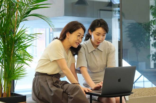 김지현 트리즈컴퍼니 대표(사진 왼쪽)와 김하원 해녀의부엌 대표/사진제공=트리즈컴퍼니