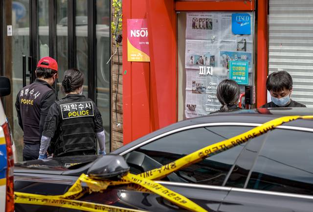 3일 서울 관악구 조원동  칼부림 사건 현장에서 과학수사대가 현장조사를 하고 있다. 뉴시스