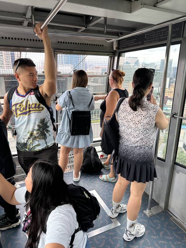 지난 1일 오후 남산 케이블카를 탄 외국인들이 서울의 풍경을 바라보고 있다.