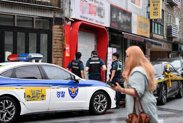 사건현장 된 피자집  : 3일 낮 서울 관악구 한 피자 프랜차이즈 가맹점에서 점주가 본사 임원과 인테리어 업자 2명에게 흉기를 휘둘러 살해하는 사건이 발생한 가운데, 4일 오전 경찰 관계자들이 현장을 조사하고 있다.   윤성호 기자