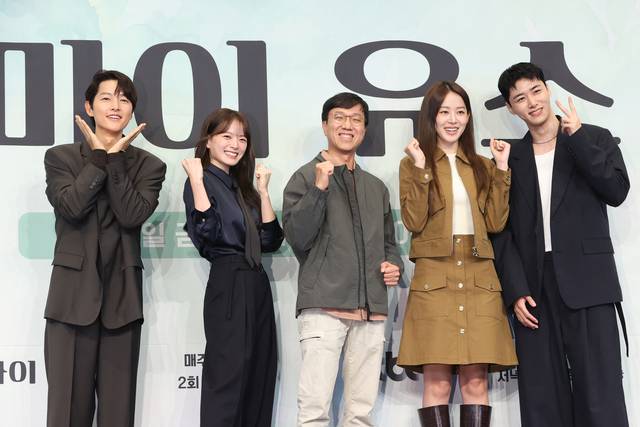 4일 서울 구로구 더링크서울호텔에서 열린 JTBC 금요 드라마 ‘마이 유스’ 제작발표회에 이상엽(가운데) 감독과 배우들이 참석했다. 연합뉴스