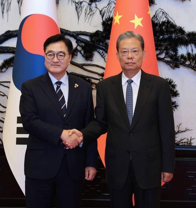 우원식(왼쪽) 국회의장이 4일 중국 베이징 인민대회당에서 자오 러지 전국인민대표대회 상무위원장을 만나 악수를 나누고 있다. 국회의장실 제공