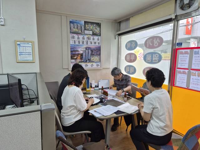 부산시와 동구 공무원들이 4일 해양수산부 동구 이전과 관련해 관내 부동산중개업소를 대상으로 합동 지도·점검을 하고 있다. 이번 지도·점검은 해수부 이전에 따라 발생할 수 있는 전월세 담합 및 불법 행위를 예방하고, 전세 사기 등 피해를 사전에 막아 건전한 부동산 중개 거래 질서를 확립하기 위해 마련됐다. 부산 동구청 제공