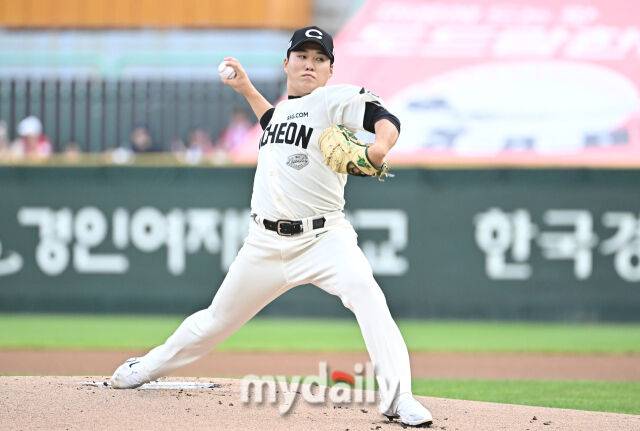 17일 오후 이넌광역시 문학동 인천SSG랜더스필드에서 진행된 '2025 프로야구 KBO리그' SSG랜더스와 LG트윈스의 경기. SSG 선발투수 최민준이 역투하고 있다./마이데일리