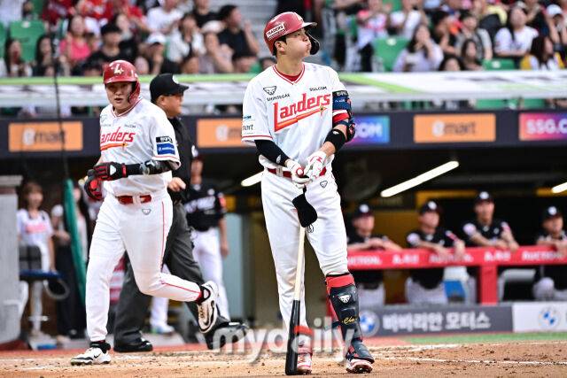 8일 인천 SSG랜더스필드에서 열린 '2025 신한 SOL BANK KBO리그' KT 위즈와 SSG랜더스 경기. SSG 조형우가 2회말 2사 만루에 볼넷을 골라 출루하고 있다./마이데일리