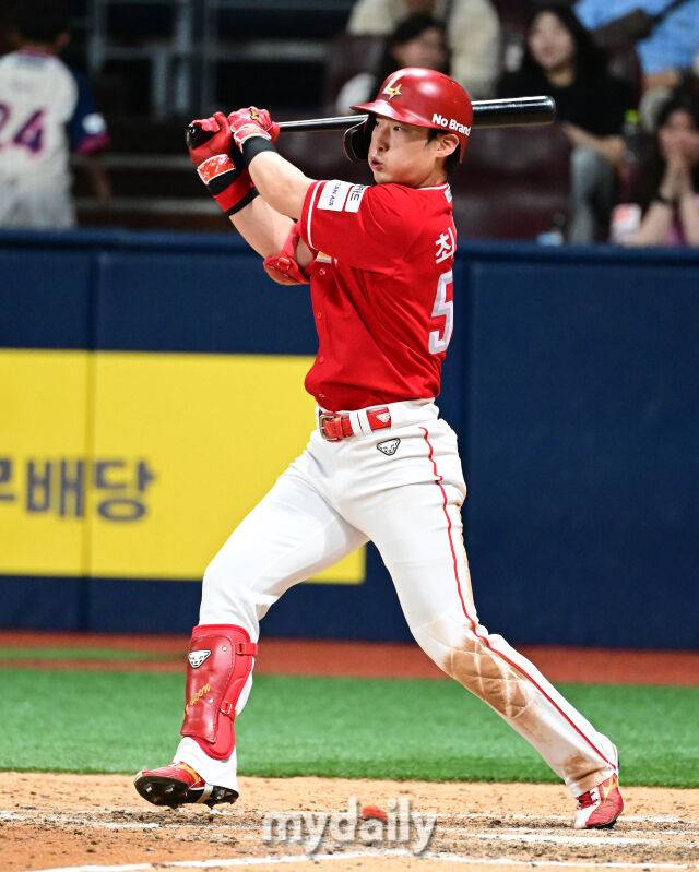 2025년 6월 18일 오후 서울 고척스카이돔에서 열린 '2025 신한 SOL뱅크 KBO 리그' SSG 랜더스와 키움 히어로즈의 경기. SSG 최지훈이 9회초 1사 1.2루서 안타를 치고 있다./마이데일리