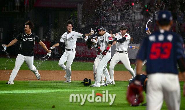 2025년 9월 3일 오후 경기도 수원KT위즈파크에서 열린 '2025 신한 SOL뱅크 KBO 리그' 롯데 자이언츠와 KT 위즈의 경기. KT 장진혁이 9회말 1사 만루서 3루수 앞 땅볼을 쳤지만 롯데 3루수 박찬형이 송구 실책을 하며 9-8로 승리한 뒤 동료들과 함께 기뻐하고 있다./수원=유진형 기자