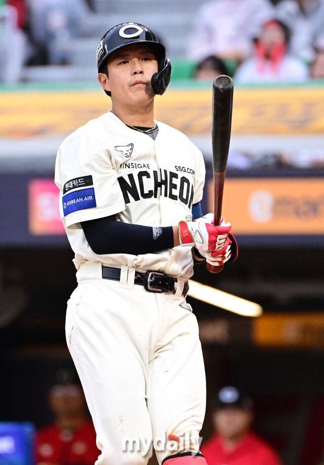 15일 오후 인천SSG랜더스필드에서 진행된 '2025 프로야구 KBO리그' 롯데-SSG의 경기. SSG 조형우가 4회말 1사 만루에서 롯데 이민석에게 삼진을 당하고 있다./마이데일리