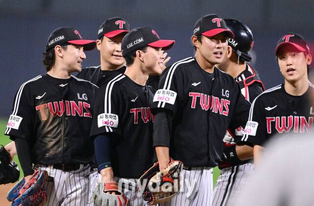 2025년 9월 4일 오후 경기도 수원KT위즈파크에서 열린 '2025 신한 SOL뱅크 KBO 리그' LG 트윈스와 KT 위즈의 경기LG가 10-8로 승리한 뒤 기뻐하고 있다./수원=유진형 기자