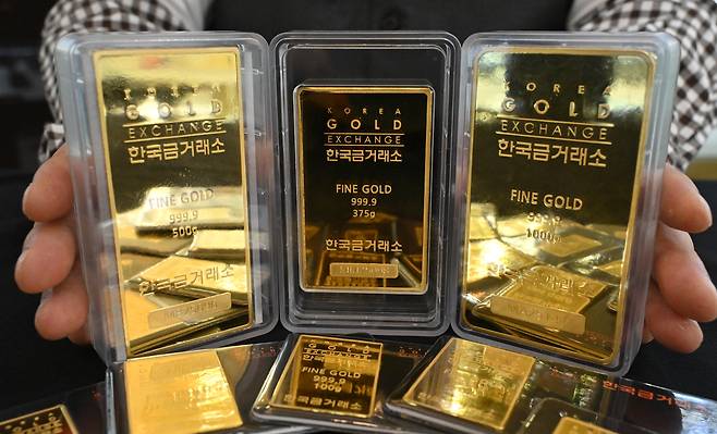 미국 도널드 트럼프 대통령의 상호관세 부과를 앞두고 안전자산 선호 현상이 높아지는 가운데 31일(현지시간) 미국 뉴욕시장에서 금 현물 가격 한 때 온스당 3160달러(약 466만 원)까지 오르며 또다시 최고치를 갱신했다. 1일 오전 서울 종로구 한국금거래소에서 직원이 골드바 제품을 선보이고 있다. 임세준 기자