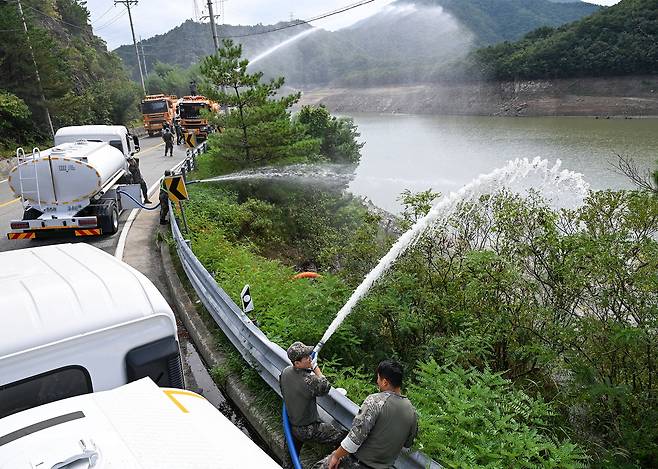 3일 강원 강릉시 오봉저수지에서 공군 제18전투비행단 장병들이 급수를 하고 있다. 이날 오봉저수지 저수율은 13.8%로 역대 최저치를 기록하고 있다. [공군 제18전투비행단 제공]