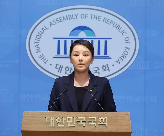 강미정 조국혁신당 대변인이 4일 서울 여의도 국회 소통관에서 당내 성비위 의혹과 관련한 탈당 기자회견을 하고 있다. [연합]