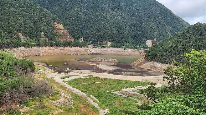 지난 2일 강원도 강릉시 홍제정수장에 운반급수를 하고 있는 소방차(사진 위쪽)와 바닥을 드러낸 강원도 강릉시 오봉저수지 모습 이영기·안효정 기자