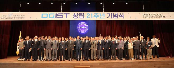 DGIST 창립 21주년 기념식 참석자들이 기념촬영을 하고 있다.[DGIST 제공]
