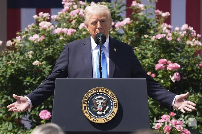 [워싱턴=AP/뉴시스] 도널드 트럼프 미국 대통령이 지난 5월 19일(현지 시간) 백악관 로즈가든에서 열린 이른바 '리벤지 포르노(보복성 음란물)'와 '딥페이크(AI 이용 합성 사진) 음란물' 피해자들에 대한 보호를 강화하는 법안 서명식에 참석해 발언하고 있다. 이 법안은 인공지능(AI) 기반의 '딥페이크' 이미지까지 포함해 온라인에서의 사생활 침해에 강력히 대응하는 내용을 담고 있다. 2025.05.20.