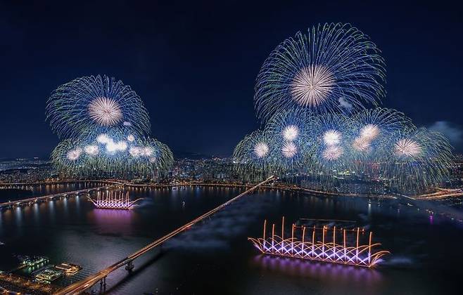 [서울=뉴시스] 지난해 10월 5일 여의도 한강공원에서 열린 '한화와 함께하는 서울세계불꽃축제 2024' 모습. photo@newsis.com  *재판매 및 DB 금지