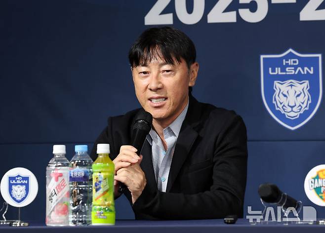 [서울=뉴시스] 배훈식 기자 = 신태용 울산 감독이 4일 오전 서울 축구회관에서 열린 2025-26 ACL 참가 K리그 4개팀 미디어데이에서 취재진의 질문에 답하고 있다. 2025.09.04. dahora83@newsis.com