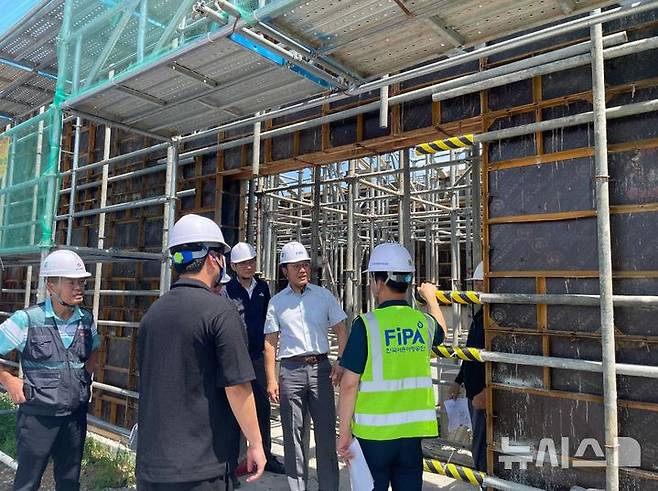 [서울=뉴시스] 홍종욱 공단 이사장이 서해지사 사업장 안전보건 특별점검을 하는 모습.