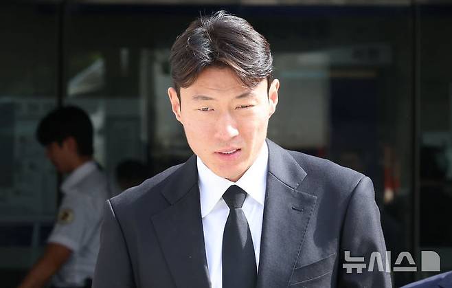 [서울=뉴시스] 권창회 기자 = 축구선수 황의조가 4일 오후 서울 서초구 서울중앙지방법원에서 열린 불법촬영 등 혐의 항소심 선고를 마치고 법원을 나서고 있다. 2025.09.04. kch0523@newsis.com