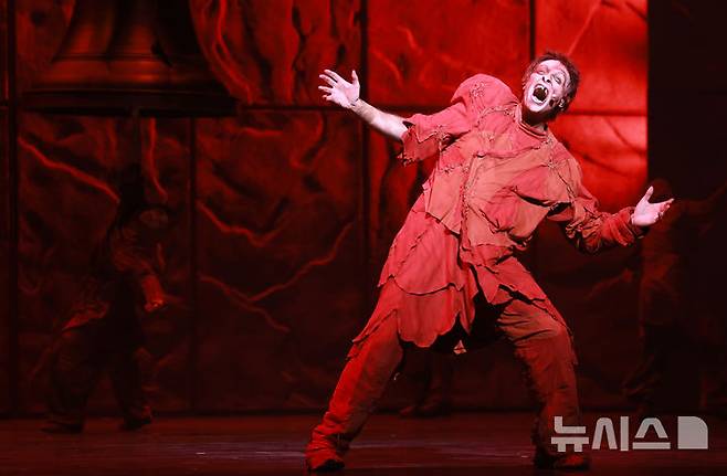 [서울=뉴시스] 이영환 기자 = 뮤지컬 노트르담 드 파리 콰지모도 역의  안젤로 델 베키오가 3일 오후 서울 종로구 세종문화회관 대극장에서 열린 프레스콜에서 주요 장면을 선보이고 있다. 내한 20주년 기념 뮤지컬 노트르담 드 파리는 3일부터 27일까지 세종문화회관 대극장에서 공연된다. 2025.09.03. 20hwan@newsis.com