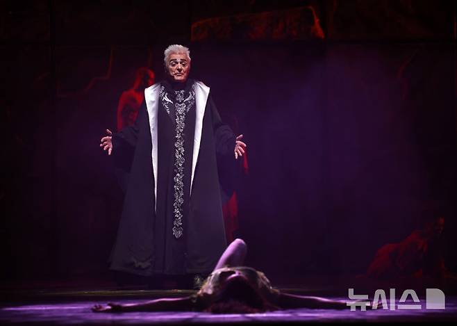 [서울=뉴시스] 이영환 기자 = 뮤지컬 노트르담 드 파리 프롤로 역의 다니엘 라부아가 3일 오후 서울 종로구 세종문화회관 대극장에서 열린 프레스콜에서 주요 장면을 선보이고 있다. 내한 20주년 기념 뮤지컬 노트르담 드 파리는 3일부터 27일까지 세종문화회관 대극장에서 공연된다. 2025.09.03. 20hwan@newsis.com