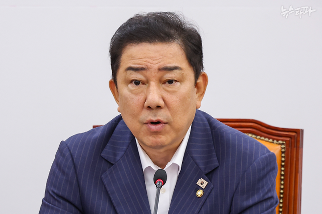 더불어민주당 김병기 의원. 지난 2016년 20대 총선 때부터 내리 당선된 3선 의원이다. 현재 민주당 원내대표를 맡고 있다.&nbsp;