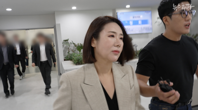 이지희 동작구의원은 '김병기 의원 차남의 학업 문제 해결을 위해 도움을 준 게 맞는지' 등을 묻는 뉴스타파 질의에 답하지 않고, 취재를 피했다. 결국 지난달 27일 취재진은 직접 동작구의회에 찾아가 이 구의원에게 질문했다. 이번에도 이 구의원은 답변을 거부했다. 