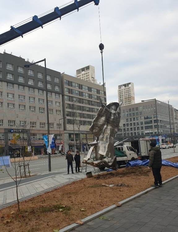 철거 중인 흥겨운 우리가락 조형물 [연합뉴스]