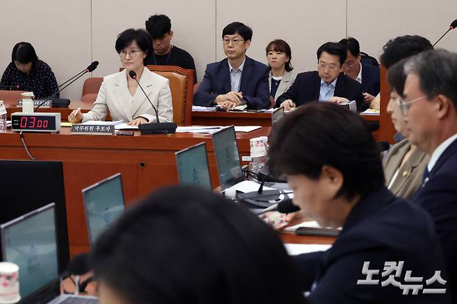 원민경 여성가족부 장관 후보자가 3일 서울 여의도 국회 여성가족위원회에서 열린 인사청문회에서 의원 질의를 받고 있다. 윤창원 기자