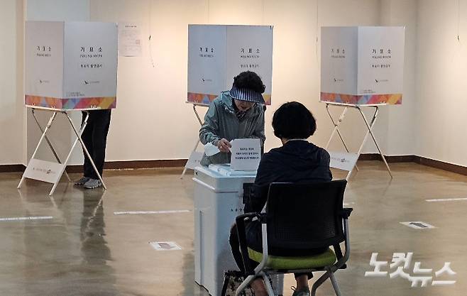 부산 여야가 내년 6월 지방선거를 앞두고 이미 선거 국면에 돌입했다. 사진은 지난 6.3 대선 부산 기표소. 김혜민 기자