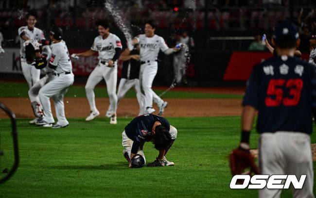 [OSEN=수원, 조은정 기자]KT가 난타전 끝 롯데를 잡고 5강권에 진입했다. 프로야구 KT 위즈는 3일 수원KT위즈파크에서 열린 2025 신한 SOL뱅크 KBO리그 롯데 자이언츠와의 시즌 마지막 맞대결(16차전)에서 9-8 짜릿한 끝내기승리를 거뒀다. 9회말 1사 만루 롯데 3루수 박찬형이 KT 장진혁 땅볼 때 악송구로 끝내기 주자의 득점을 내준 뒤 아쉬워하고 있다. 2025.09.03 /cej@osen.co.kr