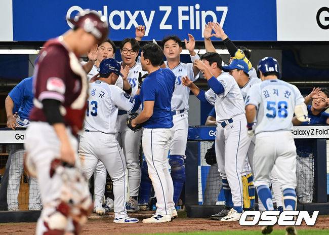 [OSEN=대구, 이석우 기자] 3일 대구삼성라이온즈파크에서 2025 신한 SOL 뱅크 KBO 리그 삼성 라이온즈와 키움 히어로즈의 경기가 열렸다. 홈팀 삼성은 가라비토가, 방문팀 키움은 하영민이 선발 출전했다. 삼성 라이온즈 이성규가 8회말 무사 3루 김지찬의 중견수 희생플라이때 득점을 올리고 동료들의 축하를 받고 있다. 2025.09.03 / foto0307@osen.co.kr