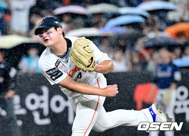 [OSEN=대전, 최규한 기자] 3일 대전 한화생명볼파크에서 ‘2025 신한 SOL Bank KBO리그’ 한화 이글스와 NC 다이노스의 경기가 열렸다.홈팀 한화는 코디 폰세, 방문팀 NC는 신민혁을 선발로 내세웠다.9회초 마운드에 오른 한화 투수 김서현이 힘차게 공을 뿌리고 있다. 2025.09.03 / dreamer@osen.co.kr