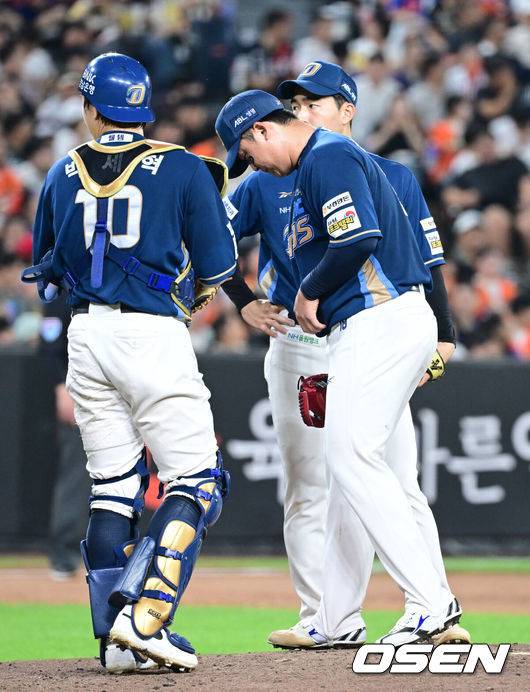 [OSEN=대전, 최규한 기자] 3일 대전 한화생명볼파크에서 ‘2025 신한 SOL Bank KBO리그’ 한화 이글스와 NC 다이노스의 경기가 열렸다.홈팀 한화는 코디 폰세, 방문팀 NC는 신민혁을 선발로 내세웠다.3회말 1사 1, 2루 상황 NC 선발 신민혁이 마운드를 내려가고 있다. 2025.09.03 / dreamer@osen.co.kr