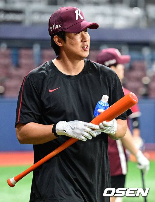 [OSEN=고척, 조은정 기자]23일 오후 서울 고척스카이돔에서 2025 신한 SOL Bank KBO리그 키움 히어로즈와 KT 위즈의 경기가 열린다.이날 키움은 김윤하, KT는 오원석을 선발로 내세웠다.키움 김동엽이 훈련에 나서고 있다. 2025.05.23 /cej@osen.co.kr