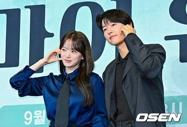 [OSEN=지형준 기자] 4일 오후 서울 구로구 신도림동 더링크서울 호텔에서 JTBC&nbsp;새 금요시리즈&nbsp;‘마이 유스’ 제작발표회가 열렸다.오는&nbsp;5일&nbsp;첫 방송되는&nbsp;‘마이 유스’(극본 박시현,&nbsp;연출 이상엽·고혜진)는 남들보다 늦게 평범한 삶을 시작한 선우해(송중기 분)와 뜻하지 않게 첫사랑의 평온을 깨뜨려야 하는 성제연(천우희 분)의 감성 로맨스를 그린다.배우 천우희, 송중기가 포토타임을 하고 있다. 2025.09.04 /jpnews@osen.co.kr