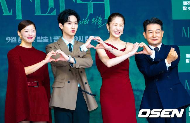 [OSEN=박준형 기자]  4일 오후 서울 목동 SBS 사옥에서 SBS 금토드라마 ‘사마귀: 살인자의 외출’ 제작발표회가 진행됐다.   배우 고현정과 장동윤이 출연하는 드라마 ‘사마귀: 살인자의 외출’은 잔혹한 연쇄살인마 ‘사마귀’가 잡힌 지 20여 년이 지나 모방범죄가 발생하고, 이 사건 해결을 위해 한 형사가 평생 증오한 ‘사마귀’인 엄마와 예상 못한 공조수사를 펼치며 벌어지는 고밀도 범죄 스릴러다.배우 이엘과 장동윤, 고현정, 조성하가 포즈를 취하고 있다.   2025.09.04 / soul1014@osen.co.kr