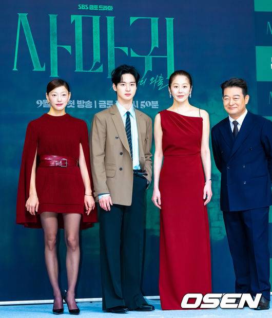 [OSEN=박준형 기자]  4일 오후 서울 목동 SBS 사옥에서 SBS 금토드라마 ‘사마귀: 살인자의 외출’ 제작발표회가 진행됐다.   배우 고현정과 장동윤이 출연하는 드라마 ‘사마귀: 살인자의 외출’은 잔혹한 연쇄살인마 ‘사마귀’가 잡힌 지 20여 년이 지나 모방범죄가 발생하고, 이 사건 해결을 위해 한 형사가 평생 증오한 ‘사마귀’인 엄마와 예상 못한 공조수사를 펼치며 벌어지는 고밀도 범죄 스릴러다.배우 이엘과 장동윤, 고현정, 조성하가 포즈를 취하고 있다.   2025.09.04 / soul1014@osen.co.kr