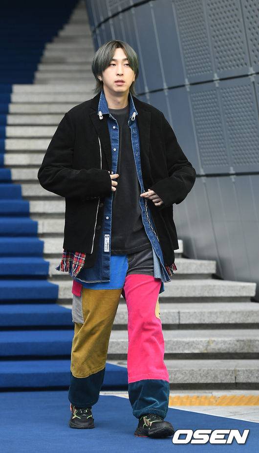 [OSEN=곽영래 기자] 18일 서울 중구 동대문디자인플라자에서 '2020 S/S 서울패션위크 - YOUSER 컬렉션 포토월행사가 진행됐다. 가수 슬리피가 포토타임을 갖고 있다. /youngrae@osen.co.kr