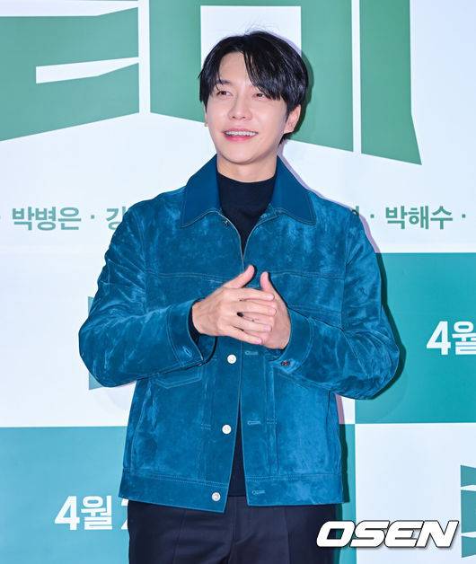 [OSEN=지형준 기자] 31일 오후 서울 잠실 롯데시네마 월드타워에서 영화 ‘로비’ VIP 시사회 포토월 행사가 열렸다.‘로비'는 연구밖에 모르던 스타트업 대표 창욱(하정우)이 4조 원의 국책사업을 따내기 위해 인생 첫&nbsp;로비&nbsp;골프를 시작하는 이야기. 오는 4월 2일 개봉.배우 이승기가 포토타임을 하고 있다. 2025.03.31 / jpnews@osen.co.kr