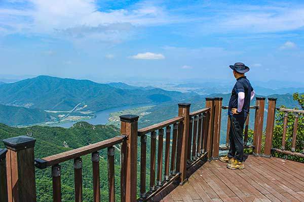 토곡산 정상에 오르면 너른 전망데크가 휴식을 권한다. 서쪽으로는 낙동강 건너 무척산이 가깝게 보이고, 북쪽으로는 삼랑진 매봉산과 너른 밀양 들판이 시야에 들어온다.