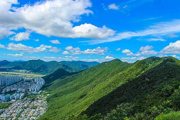 작은오봉산 정상 남쪽 옛 패러글라이딩 활공장 자리의 전망데크에서 본 풍경. 물금읍 일대가 시원하게 드러난다. 오봉산은 500m대로 높지는 않지만 경치가 시원하다.